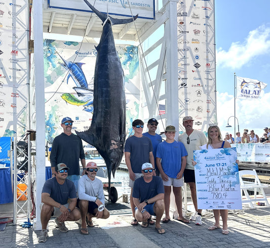 Team Metal Masher and the 780.4-lb winning blue marlin on the ECBC 2026 scoreboard at Baytowne Marina, Sandestin — photo by Tina Harbuck / The Destin Log